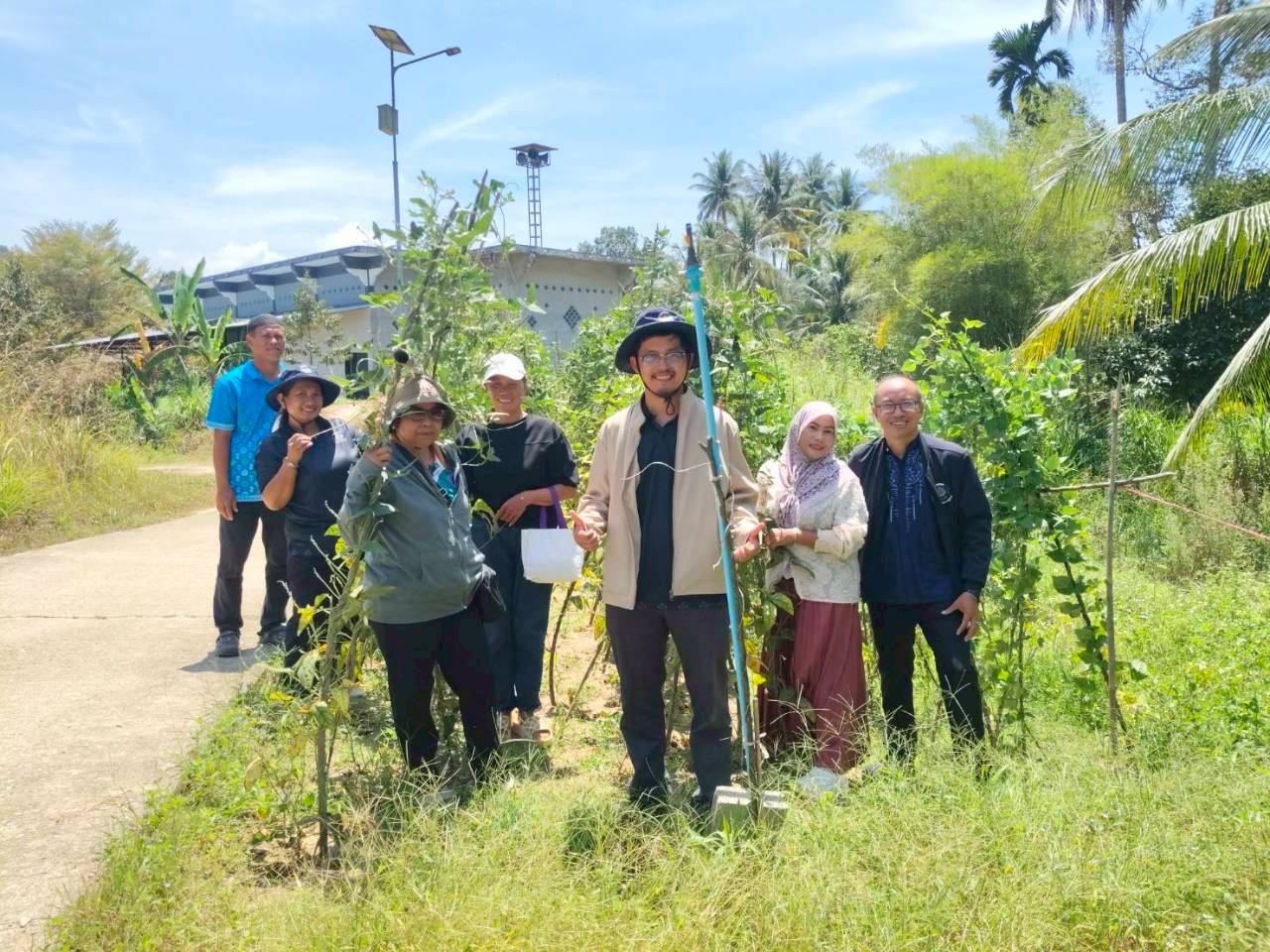 ✅พช.ธารโต เดินหน้าติดตามหมู่บ้านเศรษฐกิจพอเพียง พื้นที่อำเภอธารโต สร้างพลังชุมชนให้เข้มแข็ง